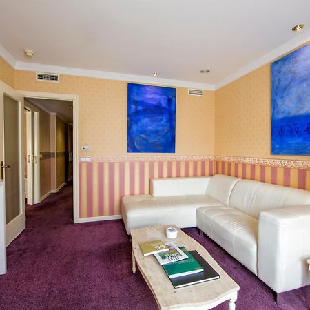 Eurostars Araguaney Hotel Santiago de Compostela Cameră foto A suite at the hotel