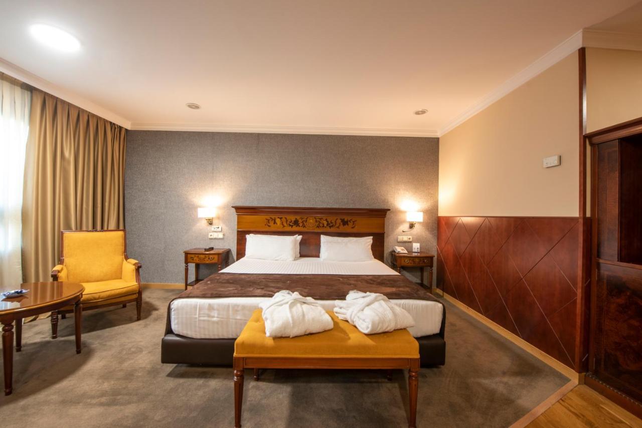 Eurostars Araguaney Hotel Santiago de Compostela Exterior foto A room at the hotel