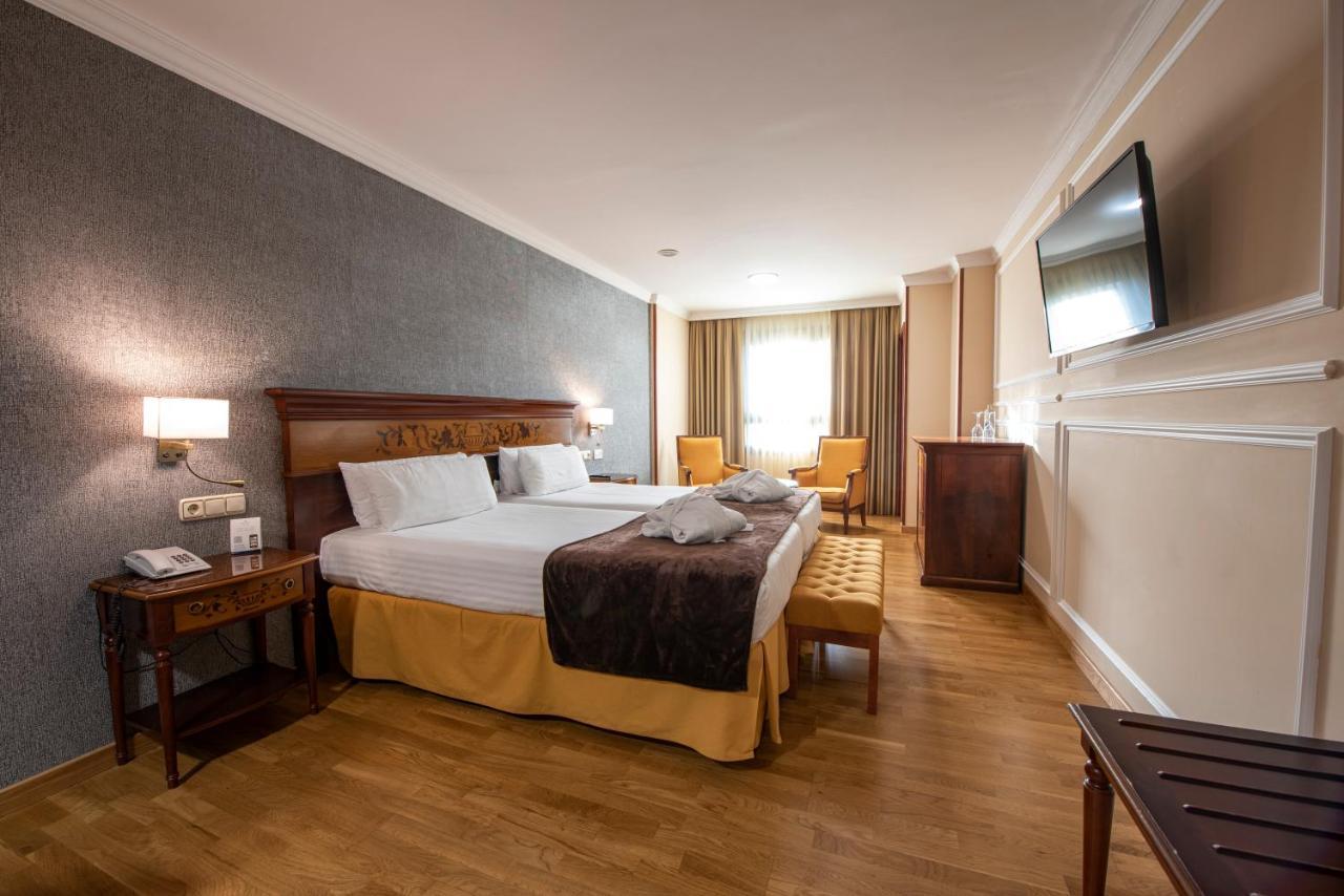 Eurostars Araguaney Hotel Santiago de Compostela Exterior foto A room at the hotel