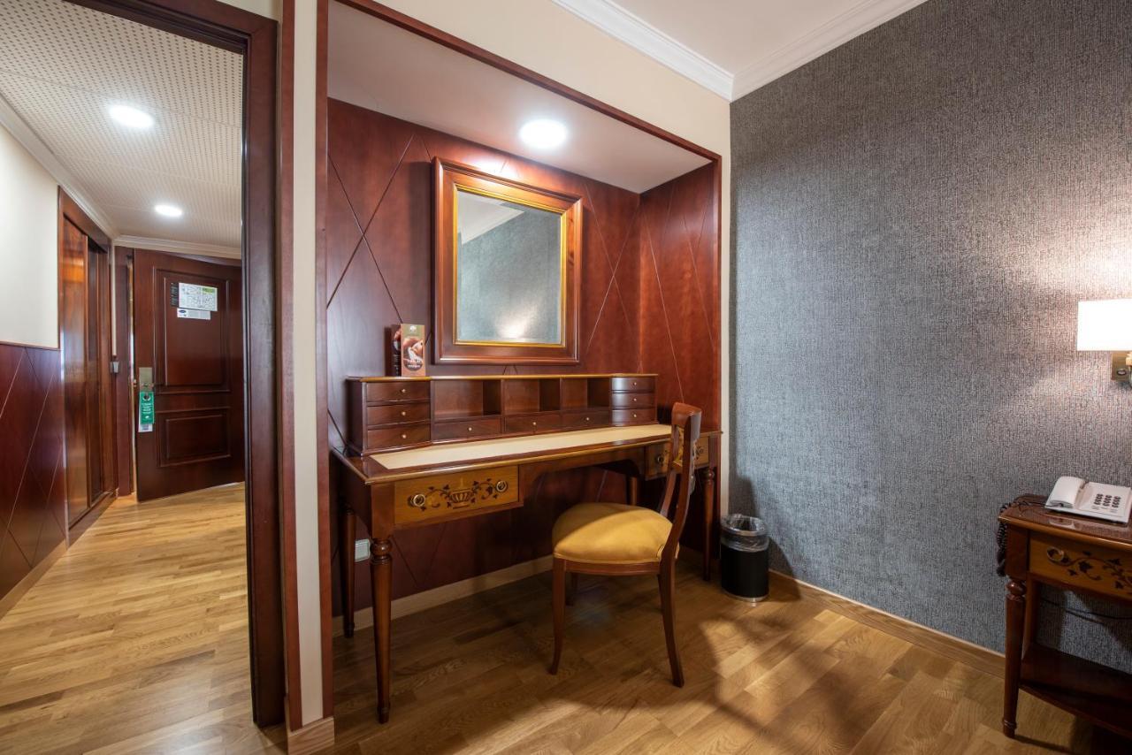 Eurostars Araguaney Hotel Santiago de Compostela Exterior foto A dressing table