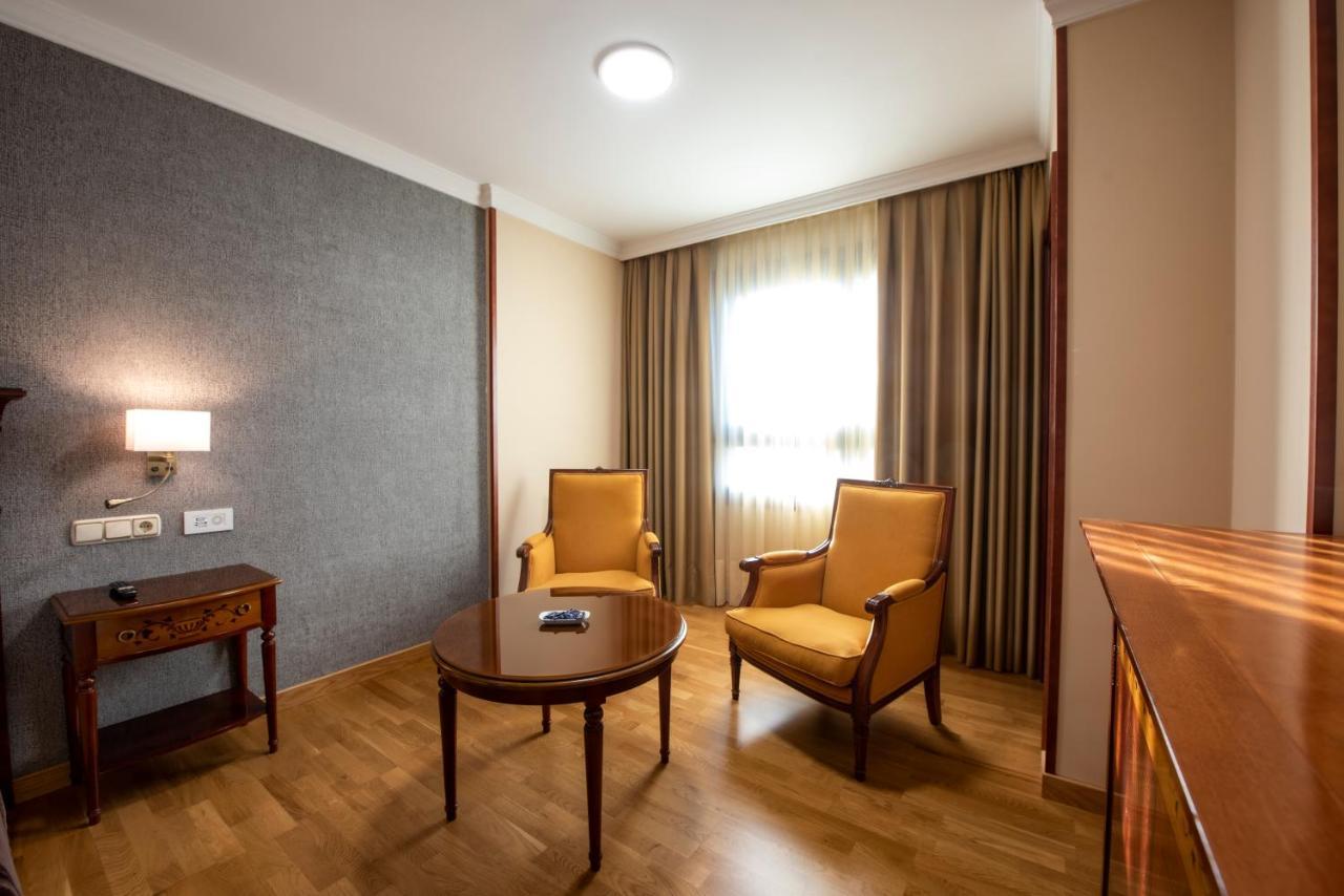 Eurostars Araguaney Hotel Santiago de Compostela Exterior foto A room at the hotel