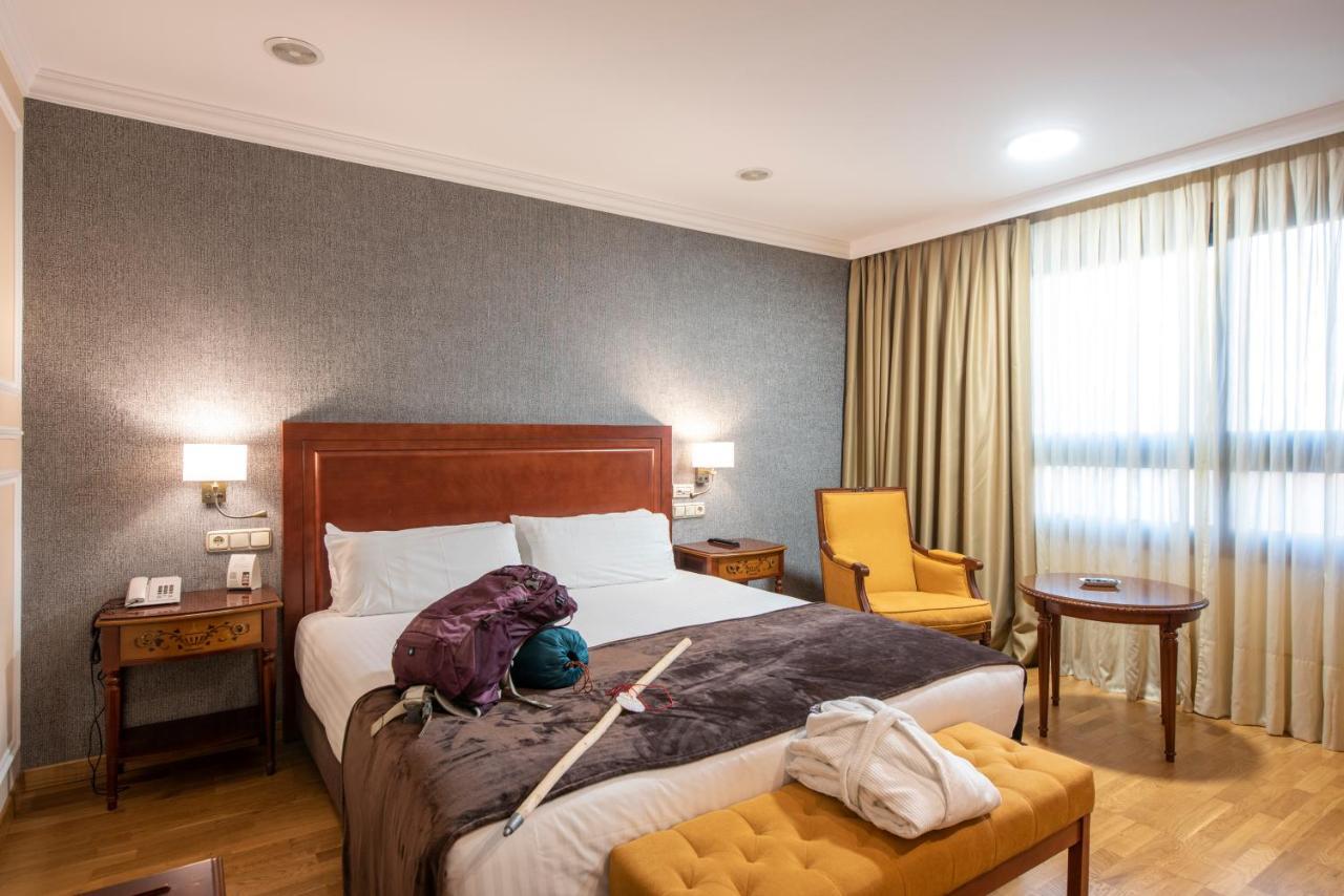 Eurostars Araguaney Hotel Santiago de Compostela Exterior foto A room at the hotel