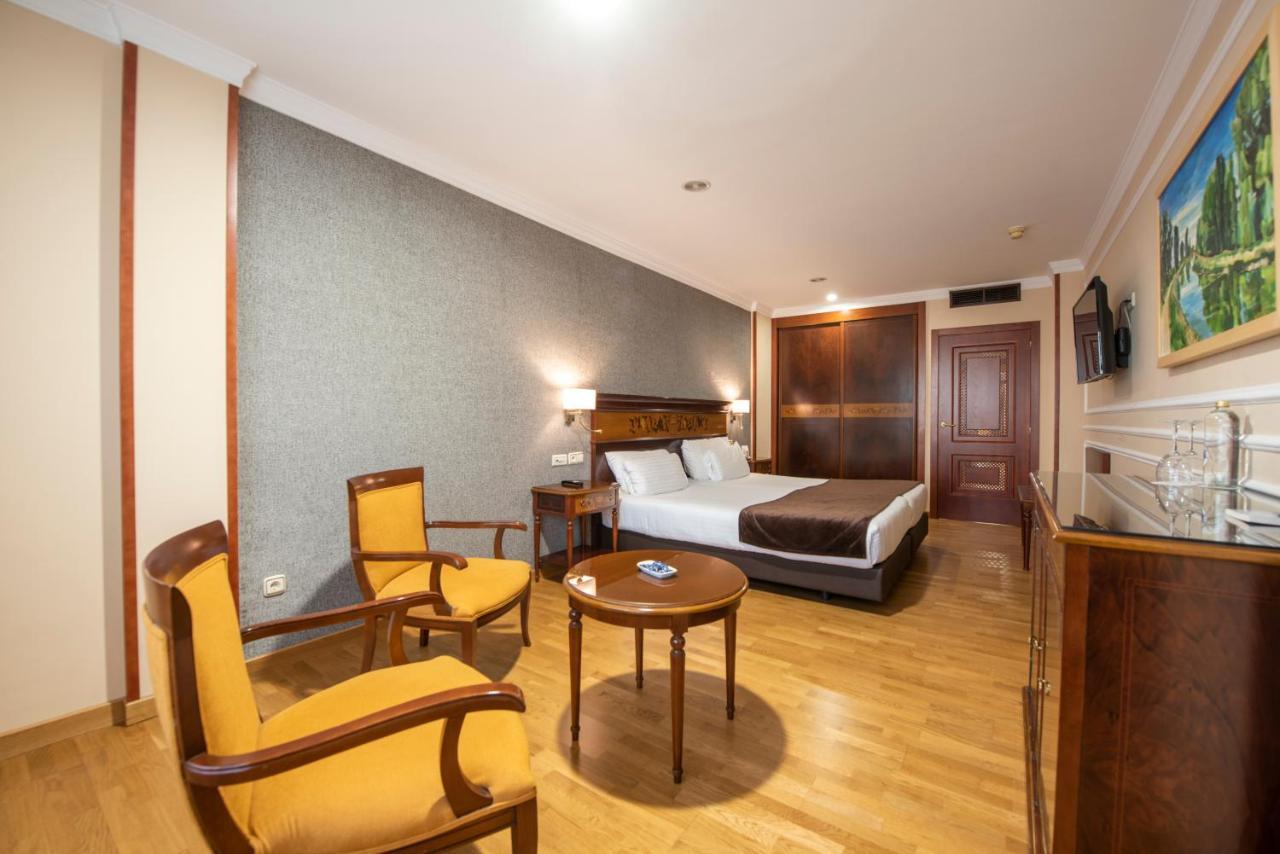 Eurostars Araguaney Hotel Santiago de Compostela Exterior foto A room at the hotel