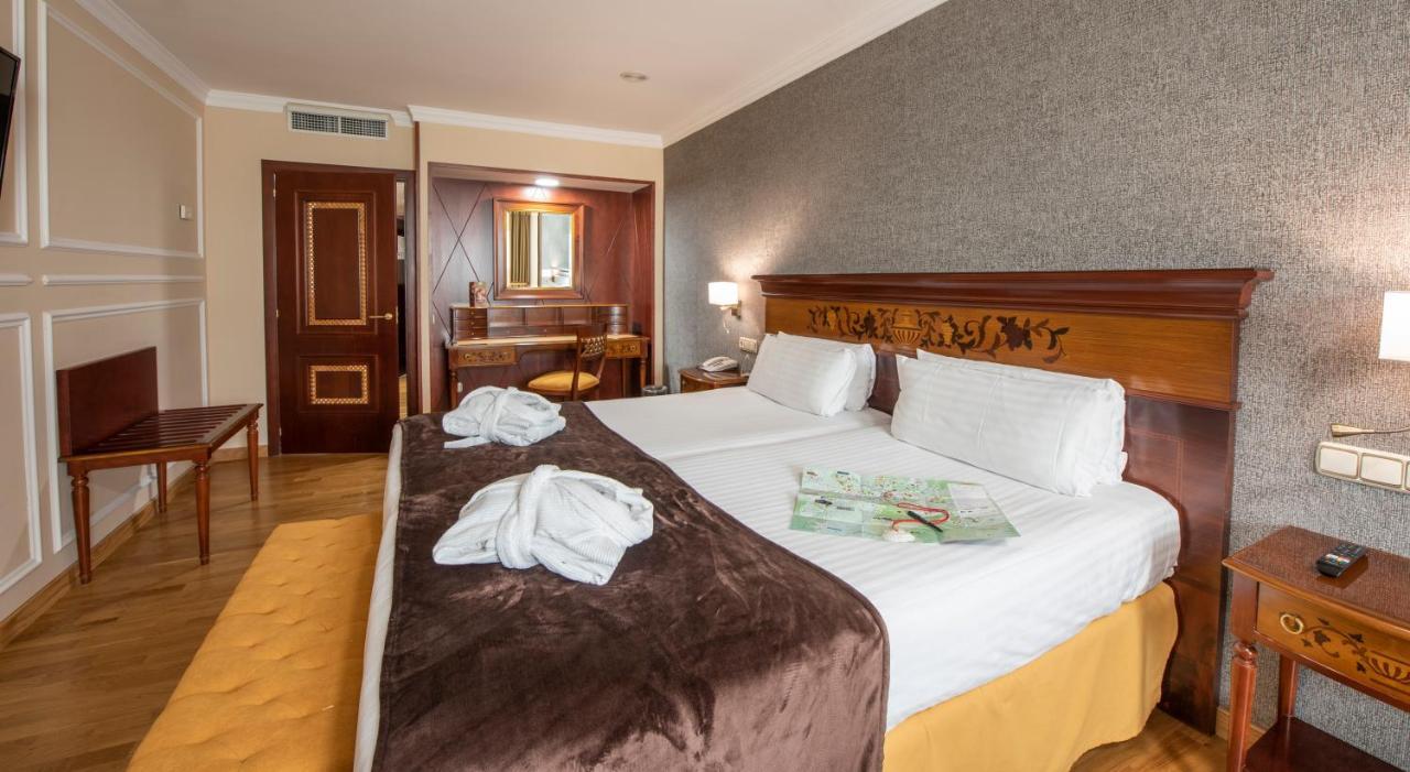 Eurostars Araguaney Hotel Santiago de Compostela Exterior foto A room at the hotel