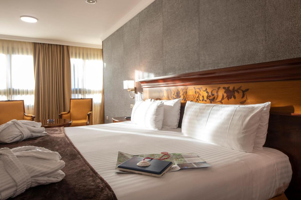 Eurostars Araguaney Hotel Santiago de Compostela Exterior foto A room at the hotel