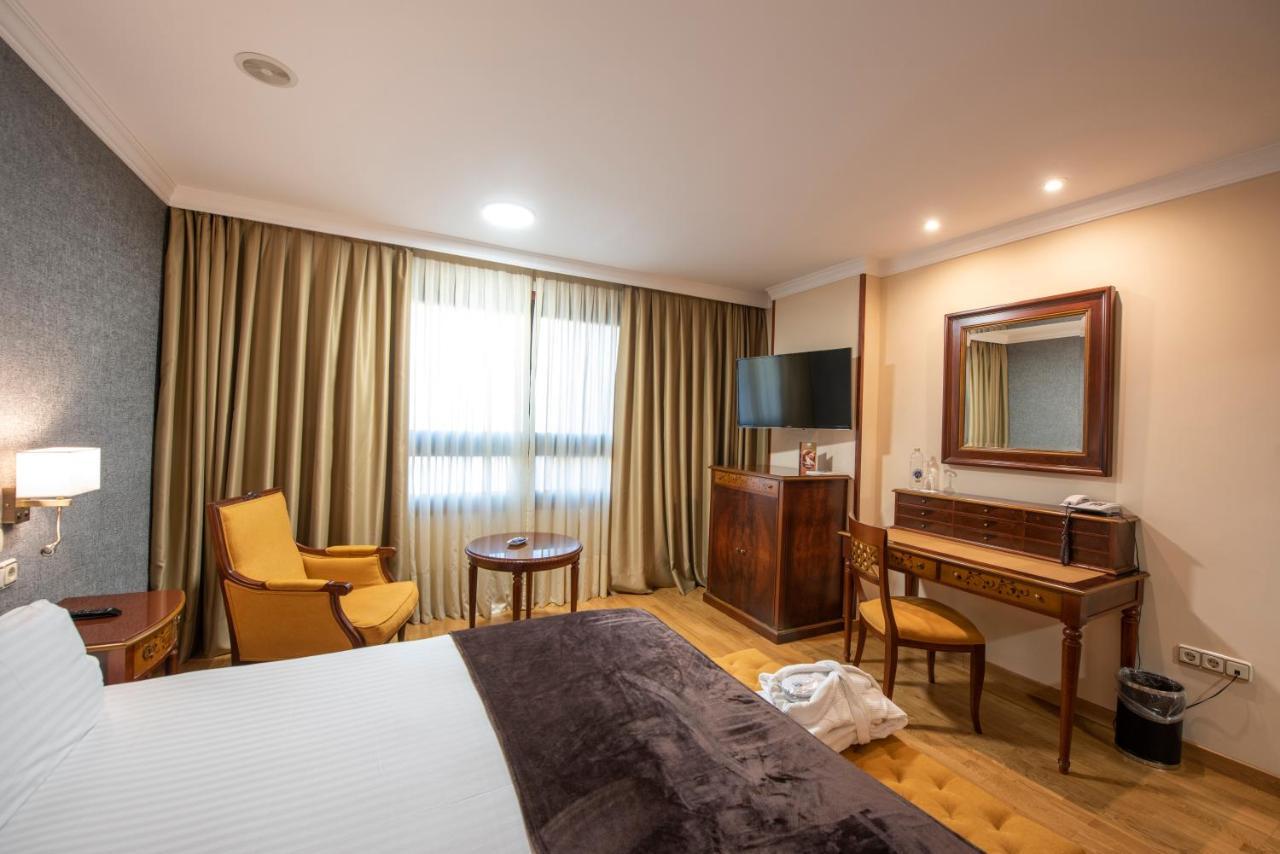 Eurostars Araguaney Hotel Santiago de Compostela Exterior foto A room at the hotel