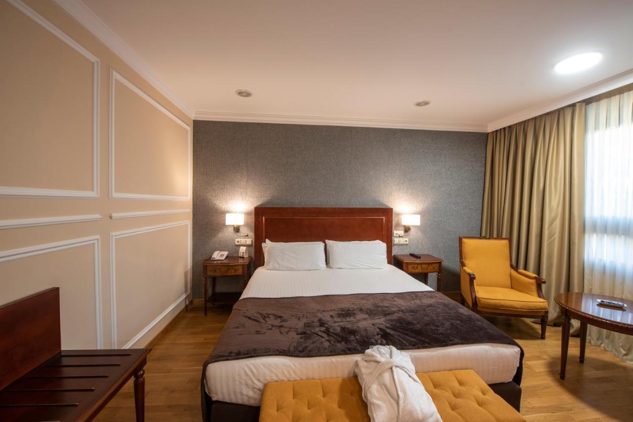 Eurostars Araguaney Hotel Santiago de Compostela Exterior foto A room at the hotel