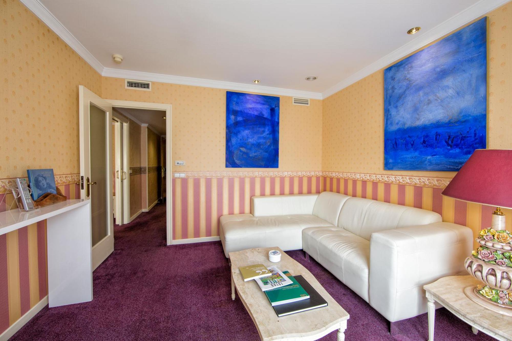 Eurostars Araguaney Hotel Santiago de Compostela Cameră foto A suite at the hotel