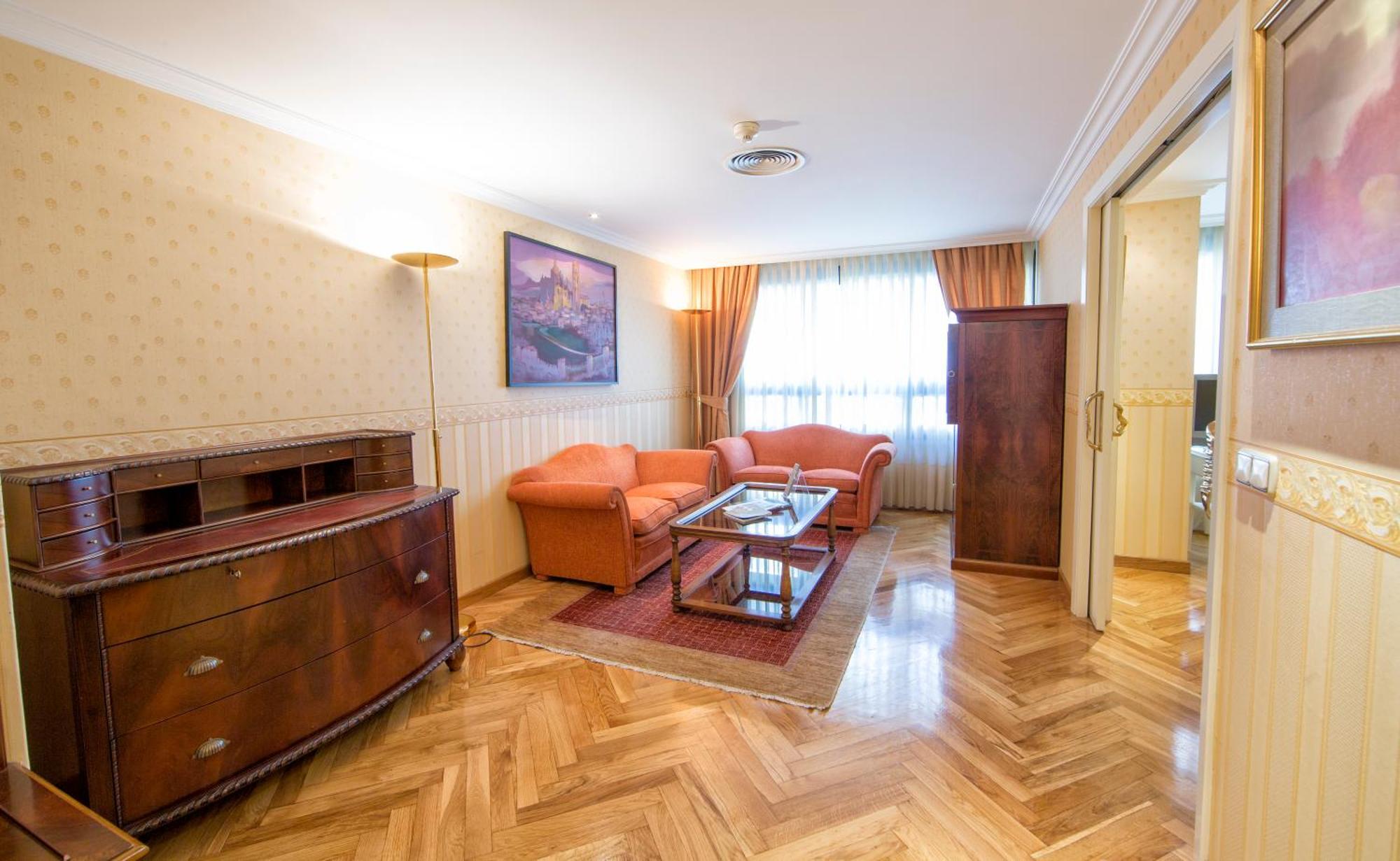 Eurostars Araguaney Hotel Santiago de Compostela Cameră foto A living room in a hotel suite
